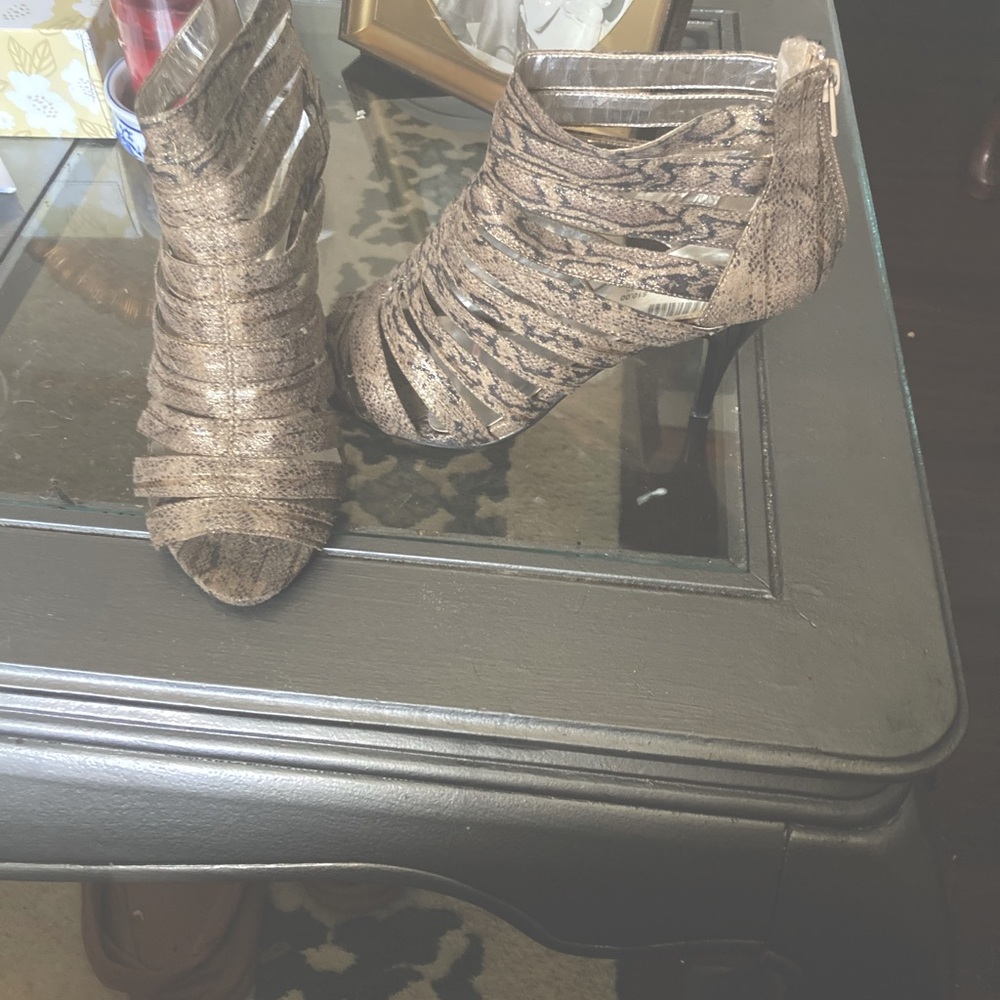 Summer strappy shoe